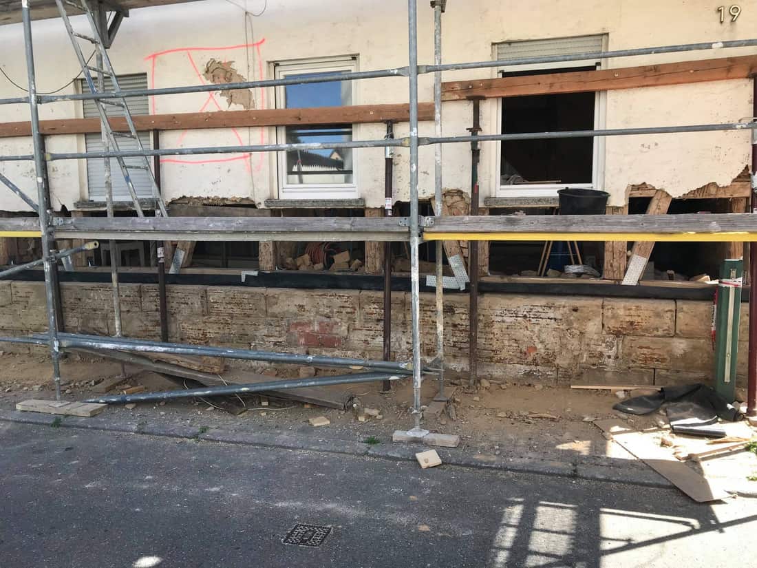 Eingerüstete Fassade eines Fachwerkhauses während der Sanierung in Heilbronn