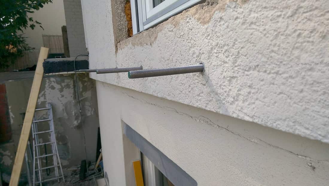 Montage einer vorgefertigten Holzkonstruktion an einer Fassade