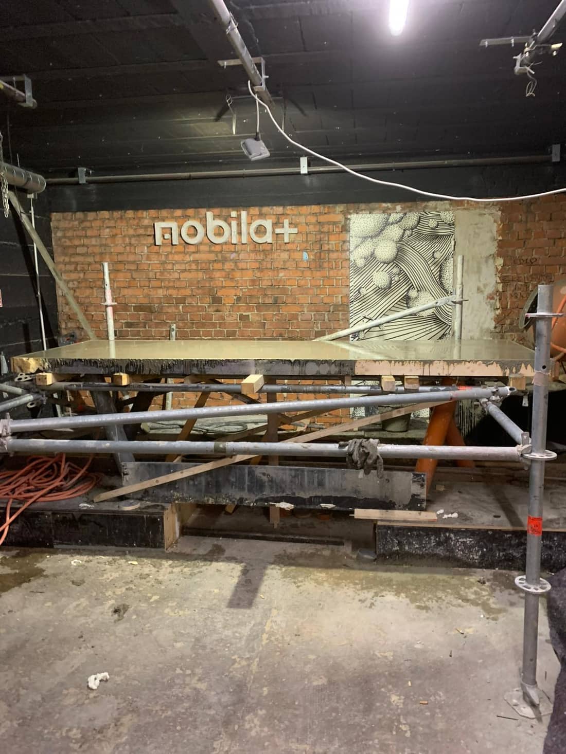 Ausgeschalte Betonplatte für die Theke beim Umbau des Mobilat in Heilbronn