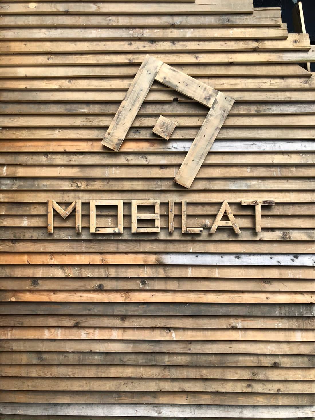 MOBILAT-Schriftzug in Holzlattung an der Fassade in Heilbronn