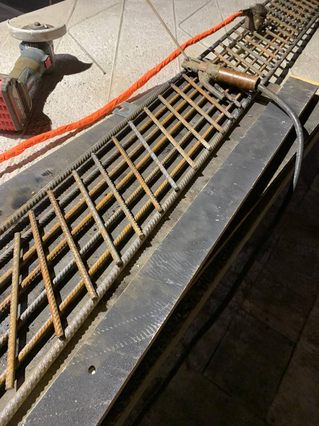 Bewehrungskorb für eine Treppenwange auf einer Baustelle von BMS Heilbronn