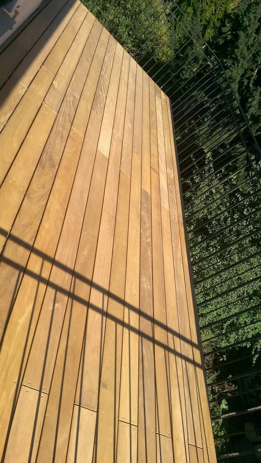 Fertig verlegter Terrassenboden aus Hartholz