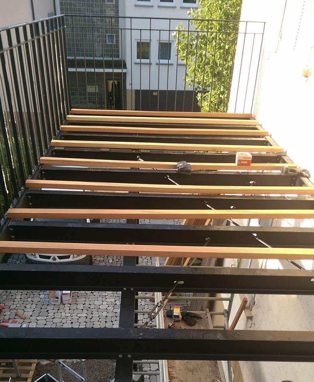 Unterbau eines Terrassenbodens aus Hartholz vor der Verlegung